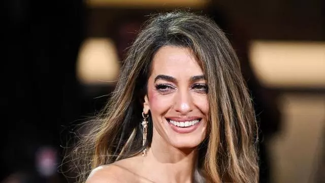 La routine sportive qui maintient Amal Clooney (48 ans) 10 ans plus jeune : "C'est une très bonne athlète. Elle me bat au tennis"