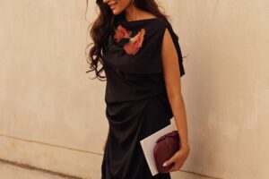 Les femmes de plus de 50 ans disent adieu aux imprimés : 5 robes noires des nouveautés Zara beaucoup plus élégantes et rajeunissantes pour les dîners d'été entre amis