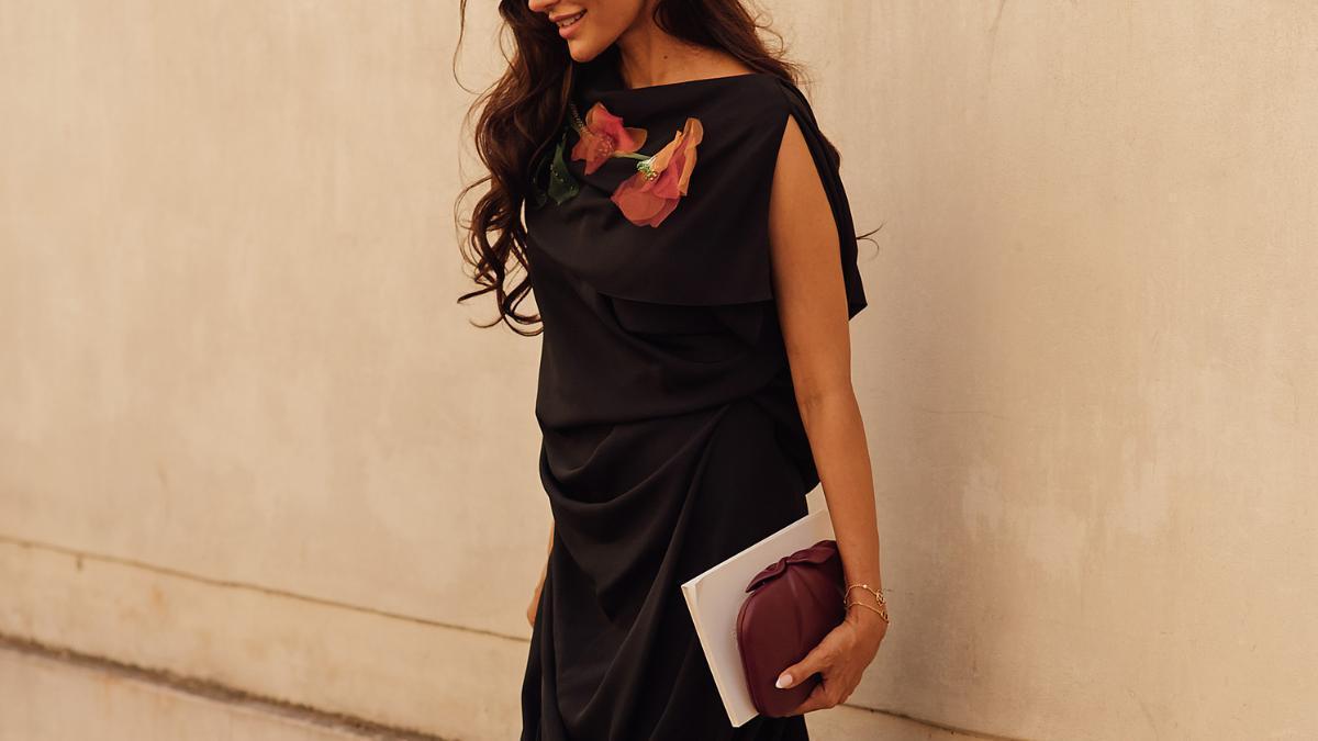 Las mujeres +50 dicen adiós a los estampados: 5 vestidos negros de las novedades de Zara mucho más elegantes y rejuvenecedores para cenas de verano con amigas