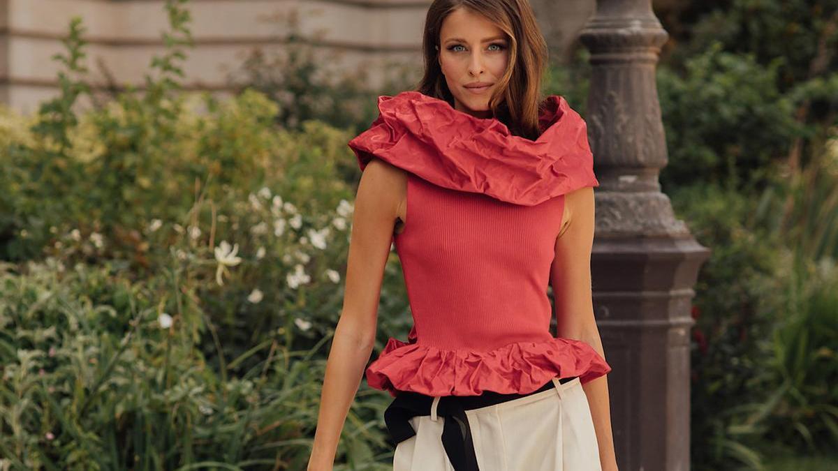 Look de street style con pantalón beige y un top rosa fucsia híper bonito