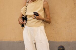 Les pantalons larges, fluides et cool viennent d'arriver dans les nouveautés Stradivarius les plus stylées aussi bien pour les femmes grandes que petites et parfaites pour l'été.