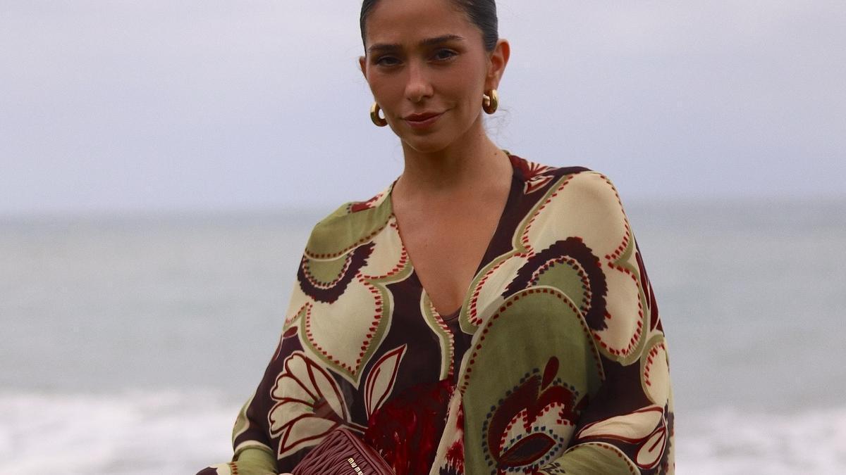 La influencer Agostina Saracco con un vestido con un emtampado floral muy bonito