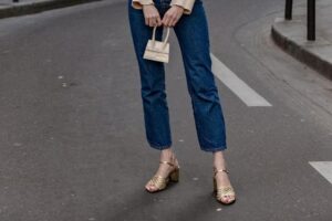 Les sandales dorées à talons pragmatiques que vous porterez tout l'été