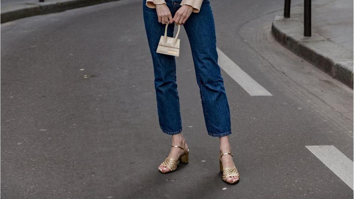 Las sandalias doradas de tacón sensato que llevarás durante todo el verano