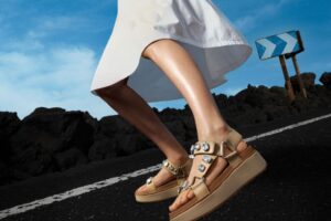 Les sandales et baskets confortables qu'une rédactrice de mode porterait avec des robes, des jeans et des looks d'été