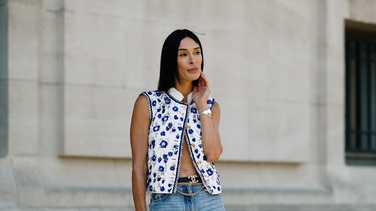 Look de street style con unos vaqueros y un chaleco estampado