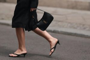 Les tongs à talons hauts (« tongs ») sont les chaussures stars de l'été et les préférées des experts de la mode les plus stylés.