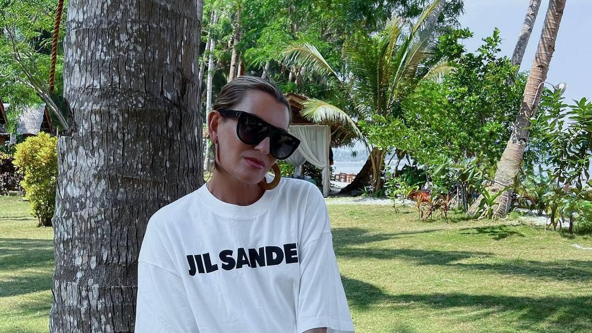 La influencer Sara Bartabac combina unos pantalones similares a los de Lidl con una camiseta oversize