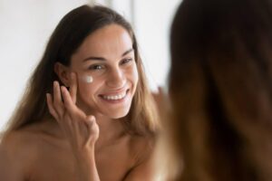 Mari Pérez Jurado, spécialiste en dermocosmétique, explique ce qu'il faut appliquer avant de bronzer sur son visage : « Les antioxydants neutralisent les radicaux libres, responsables du vieillissement prématuré de votre peau »