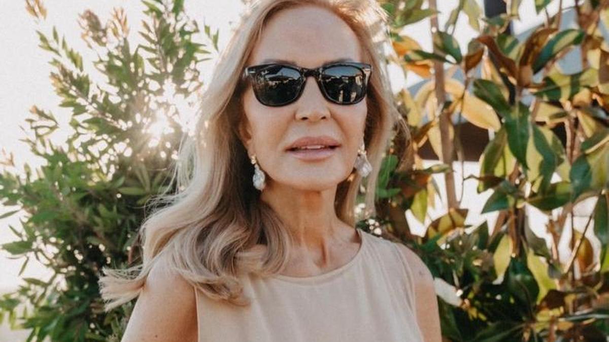 Carmen Lomana con un vestido beige muy elegante