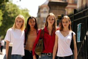 Massimo Dutti n'arrive pas à suivre : la sandale plate minimaliste en cuir qui rajeunit, vole
