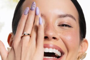 Ni acrylique, ni taille XL : c'est la manucure italienne qui allonge visuellement les ongles courts