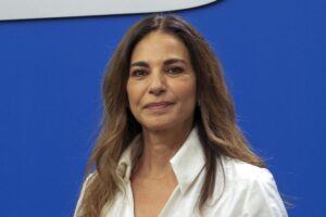 Noelia Jiménez, coiffeuse : « la pousse moyenne des cheveux se situe entre 0,8 et 1,2 centimètre par mois, même si à partir de 50 ou 60 ans elle diminue chez certaines personnes en raison du vieillissement du follicule pileux et des changements hormonaux.