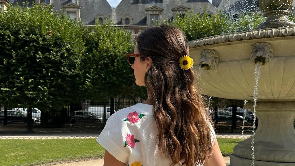 La influencer Marielle Haon con un conjunto muy bonito que queda genial con un capazo bandolera