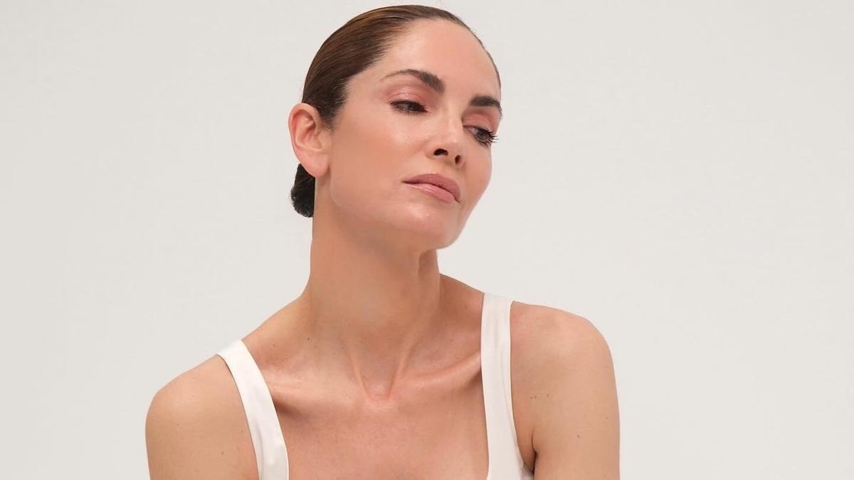 Eugenia Silva con un vestido blanco sencillo súper veraniego y versátil