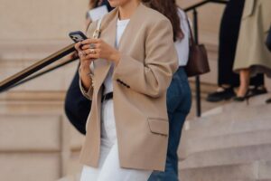 Nouveautés Sfera automne 2026 : chemisiers romantiques, robes à manches et ballerines plates tendance qui feront fureur avant septembre