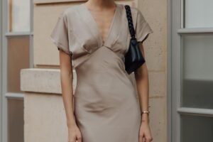 Opportunité dans les soldes Lefties : 5 robes midi élégantes et luxueuses idéales pour les dîners d'été qui n'atteignent pas 13 €