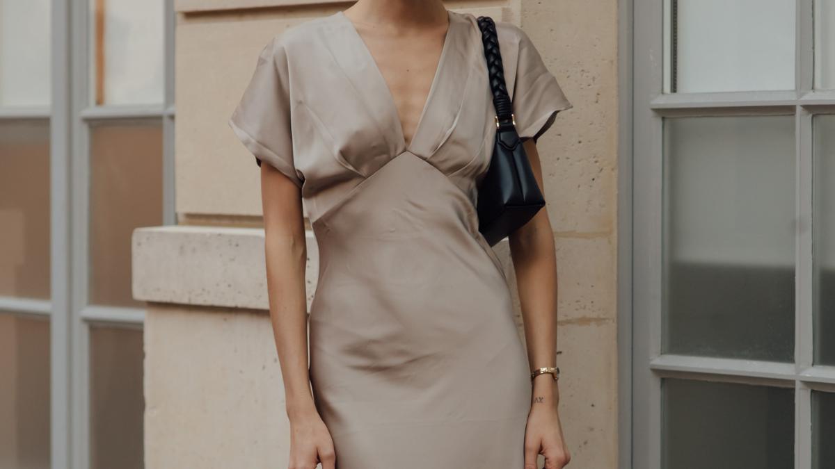 Oportunidad en las rebajas de Lefties: 5 vestidos midi elegantes y de estilo lujoso ideales para cenas de verano que no alcanzan los 13 €