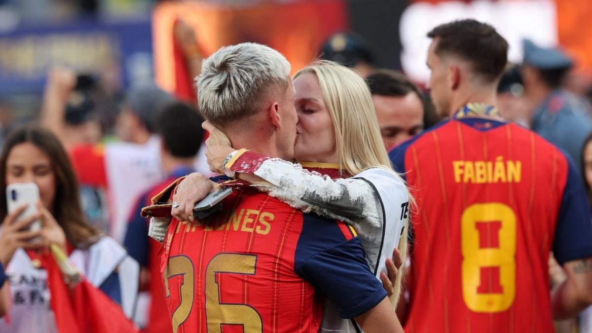 Dani Olmo y su novia, Laura Alba, celebran el triunfo en el Mundial 2026
