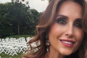 Paloma Cuevas, l'invitée la plus discrète (et fascinante) du week-end : une robe bleue à strass, des boucles d'oreilles fantaisie et un décolleté à la grecque