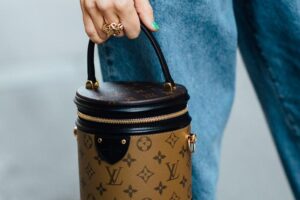 Parfois réduit à moitié prix le sac à bandoulière de type seau que l'on portait déjà dans les années 80, il ressemble à un luxe silencieux et ne coûte que 12,99 euros