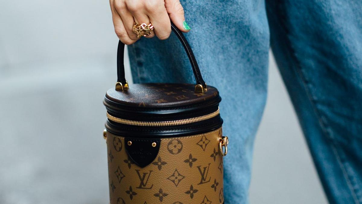 Plano detalle de un bolso tipo bucket firmado por Louis Vuitton