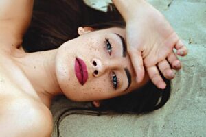 Peau sèche et terne après la plage ? Il vous faut cette crème pour le corps qui hydrate pendant 24 heures, renforce la barrière cutanée et a un effet liftant