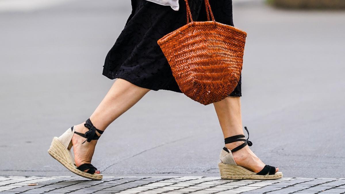 Encontradas en las rebajas de Decathlon las alpargatas de Skechers perfectas para las que huyen del dolor de pies: elegantes, cómodas y muy fáciles de combinar