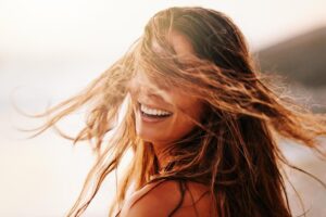 Sonia de Teresa, coiffeuse : « Chaque fois que vous le pouvez, laissez sécher vos cheveux à l'air libre. Si vous utilisez un sèche-cheveux, terminez avec de l'air froid pour sceller la cuticule. Et si vous utilisez un lisseur, essayez de ne pas dépasser 180ºC »