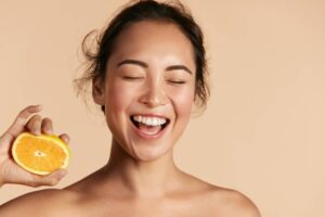 Triple Vitamine C : le sérum Alma Secret qui efface les taches et redonne de la luminosité à votre peau