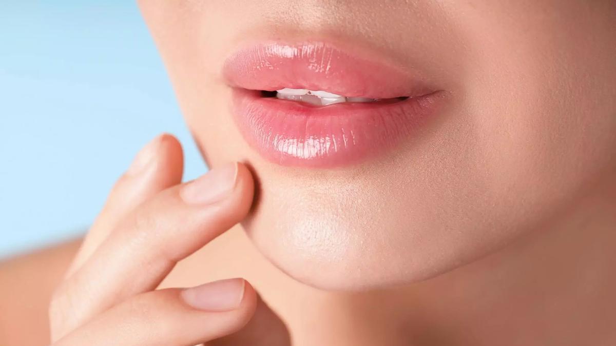 Vicente Calduch, farmacéutico: "La exposición solar de los labios sin protección provoca deshidratación y destrucción del colágeno. Esto provoca un envejecimiento prematuro que se hace evidente con la pérdida de volumen y la aparición de arrugas"