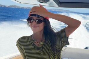Victoria Federica vient de surprendre avec le collier d'été le plus recherché (et exclusif): un délicat bijou fait main, avec des perles de verre et des papayes en céramique