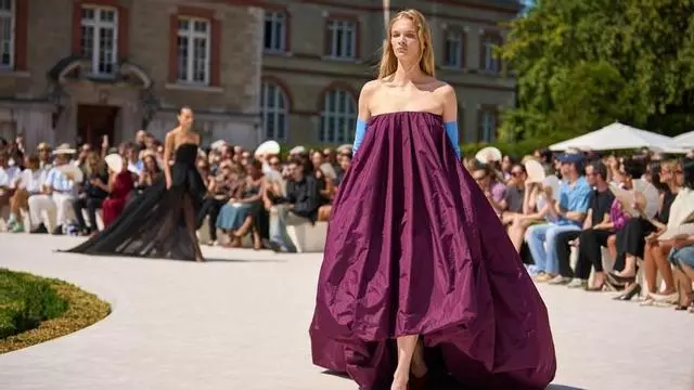 Les débuts Haute Couture de Balenciaga selon Pierpaolo Piccioli : une collection de volumes impossibles qui revient sur l'héritage de Cristóbal