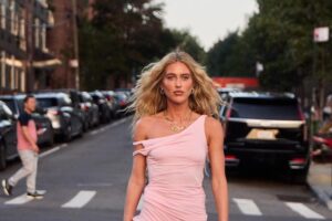 Zara opte pour un style romantique avec cette robe rose pâle : avec de la dentelle, des volants et maintenant en promotion