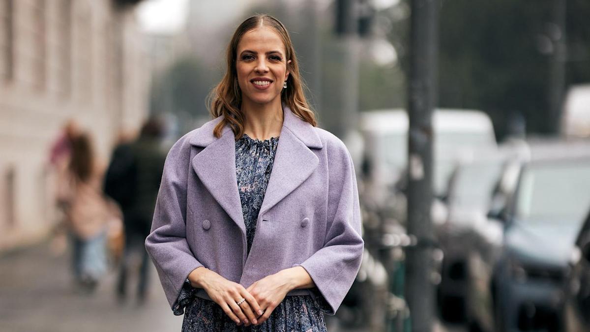 Look de street style con conjunto con estampado y chaqueta para entretiempo