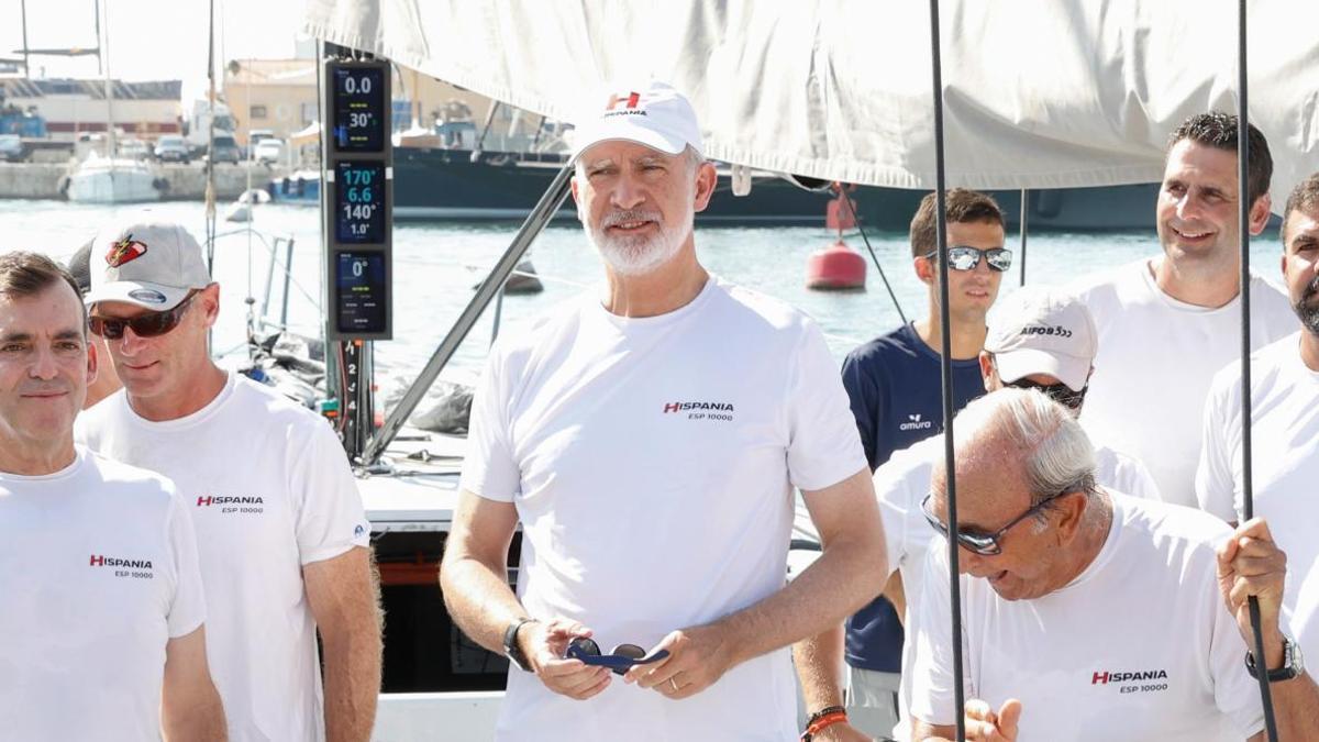Le roi Felipe VI et son équipage lancent le « Hispania », le nouveau voilier de 15 mètres de long avec lequel il revient à la compétition