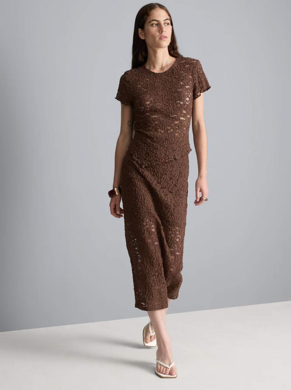 Ensemble haut en dentelle et jupe midi