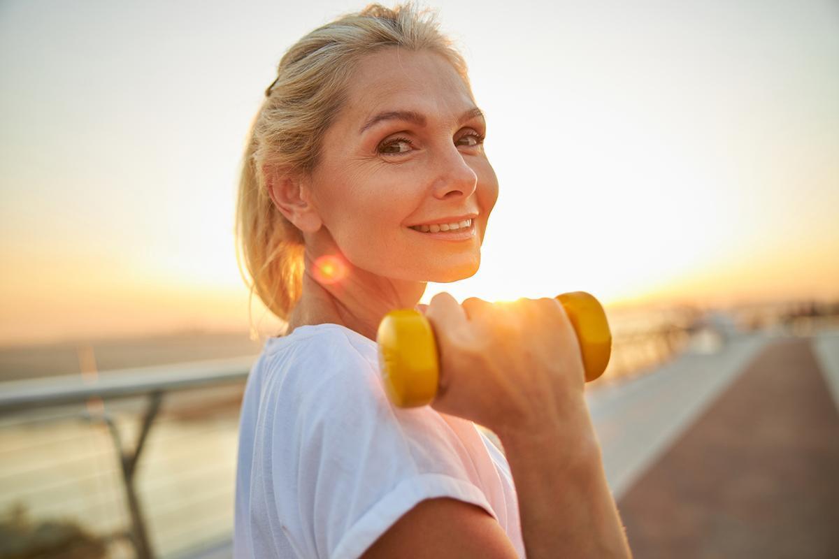Femme de musculation 50