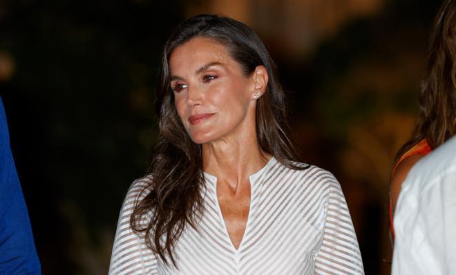 La réception de la famille royale à Marivent, photo par photo : une princesse Leonor spectaculaire, les gestes de Felipe VI avec la reine émérite, ou la complicité entre Letizia et l'infante Sofía