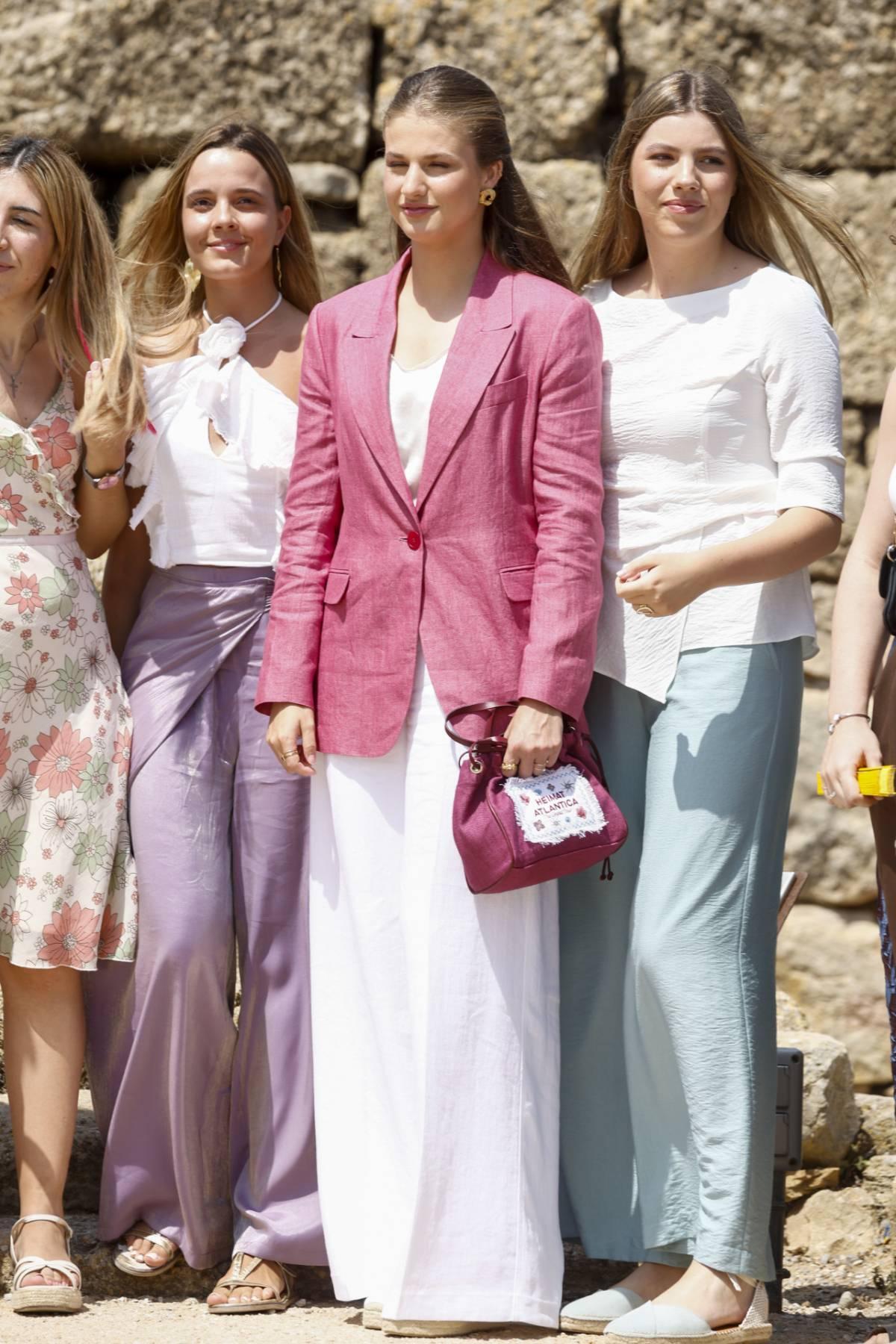 Les tenues coordonnées de la princesse Leonor et de l'infante Sofía à Gérone