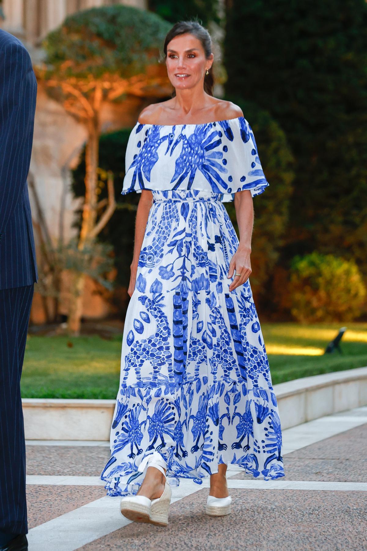 La reine Letizia avec la robe Desigual à Marivent