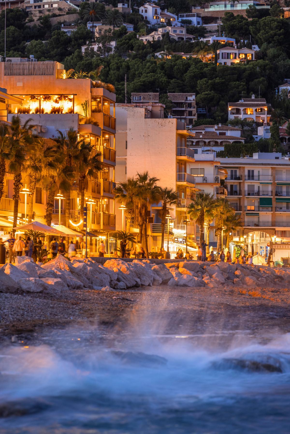 Le port de Jávea avec une vie nocturne animée