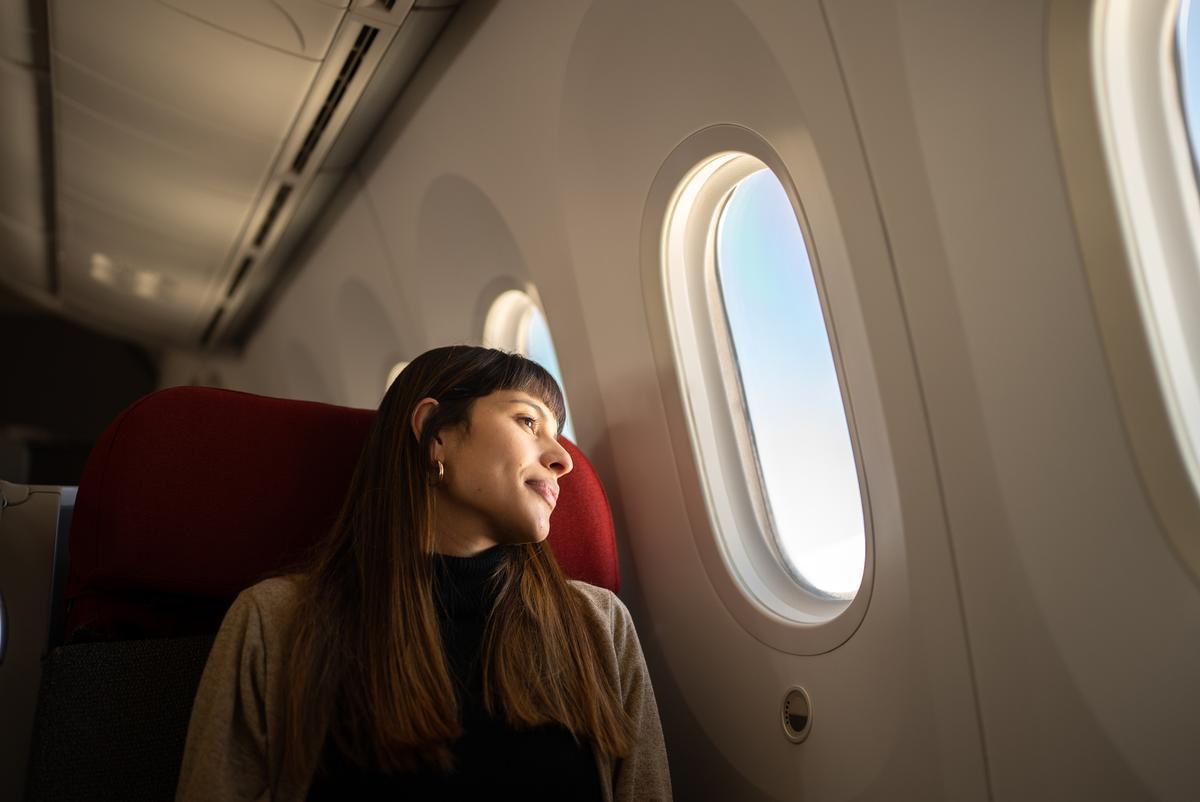 4 conseils d'experts pour prendre soin de votre peau avant de prendre l'avion cet été
