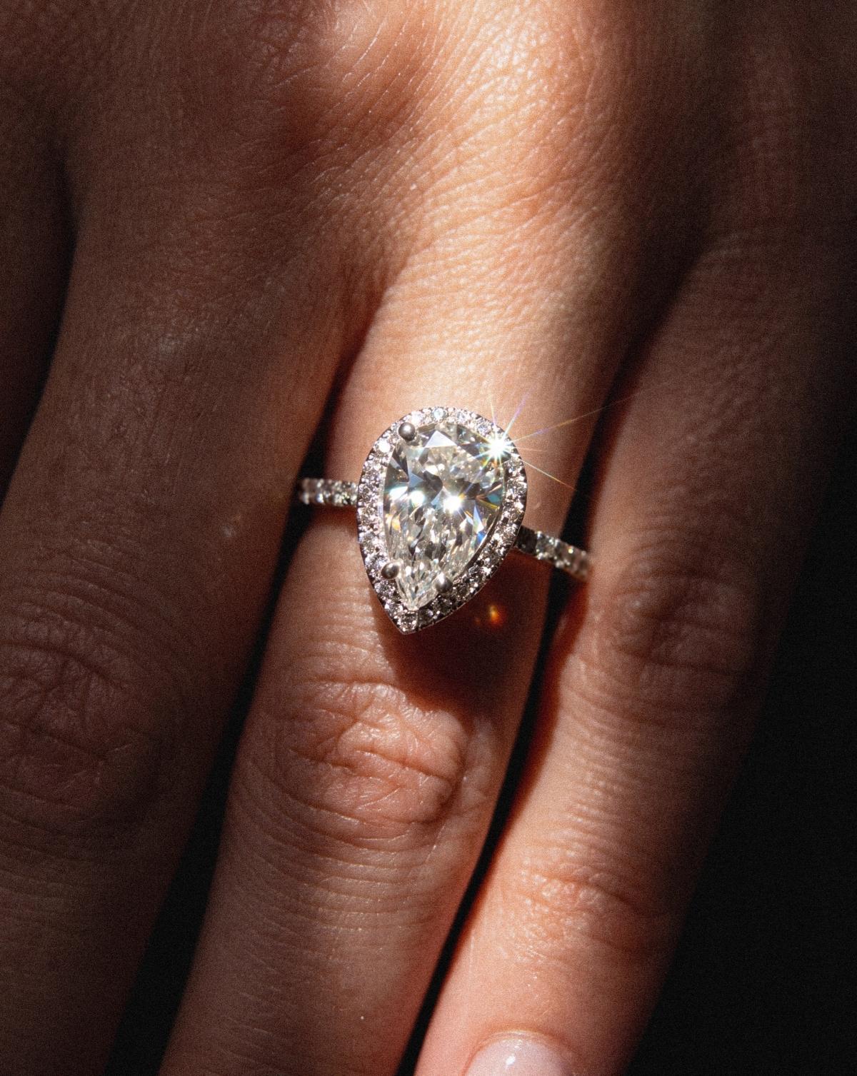La bague de fiançailles de María Hurtado, la fiancée de Pedro Porro