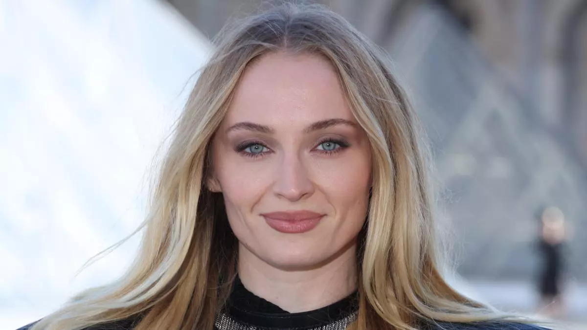 Sophie Turner (30 ans) : "Je me teins les cheveux depuis l'âge de 13 ans. Aujourd'hui, je ne m'identifie à aucune couleur de cheveux. Le blond est celui qui suscite le plus de réactions positives"