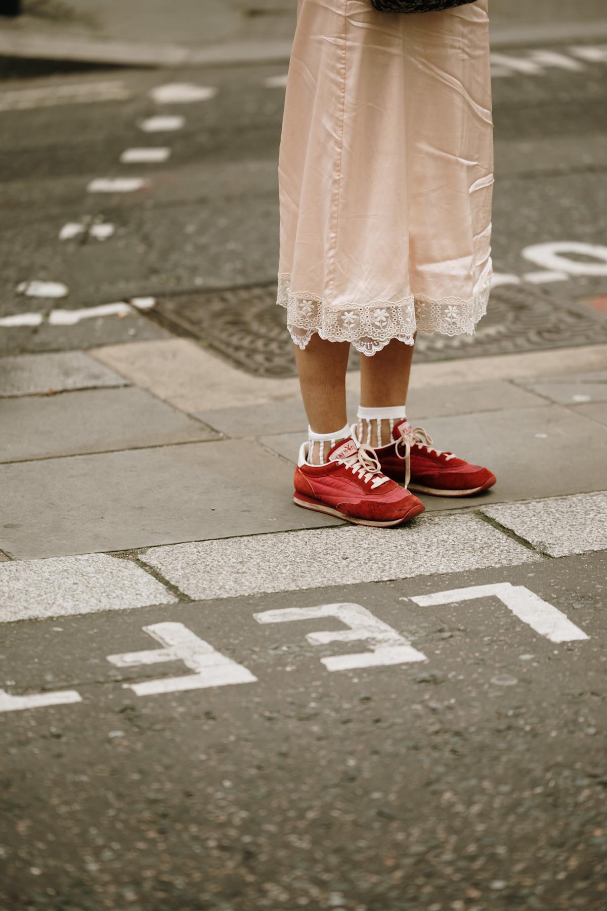 Cet automne, ils porteront à nouveau des baskets rouges