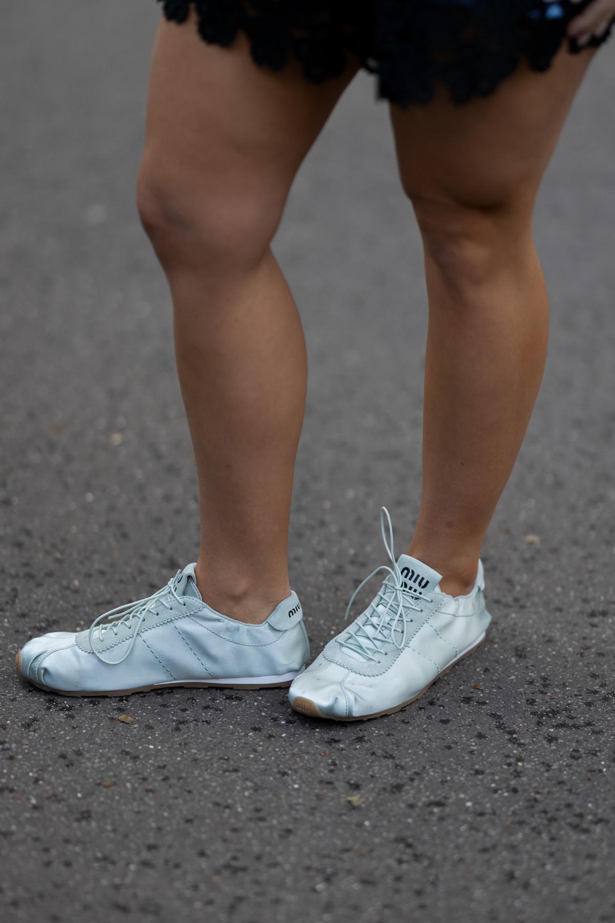 Les baskets en satin seront une tendance cet automne