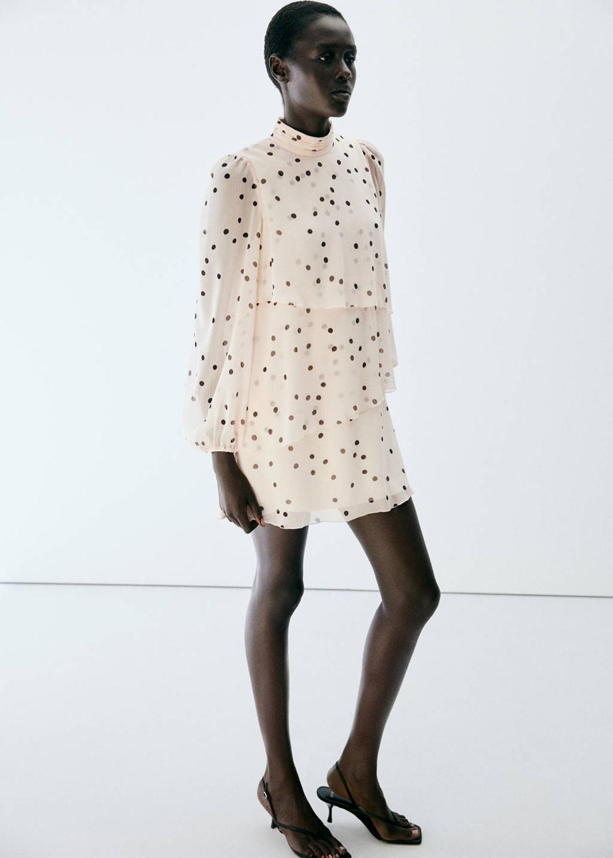 Robe courte à pois et manches bouffantes