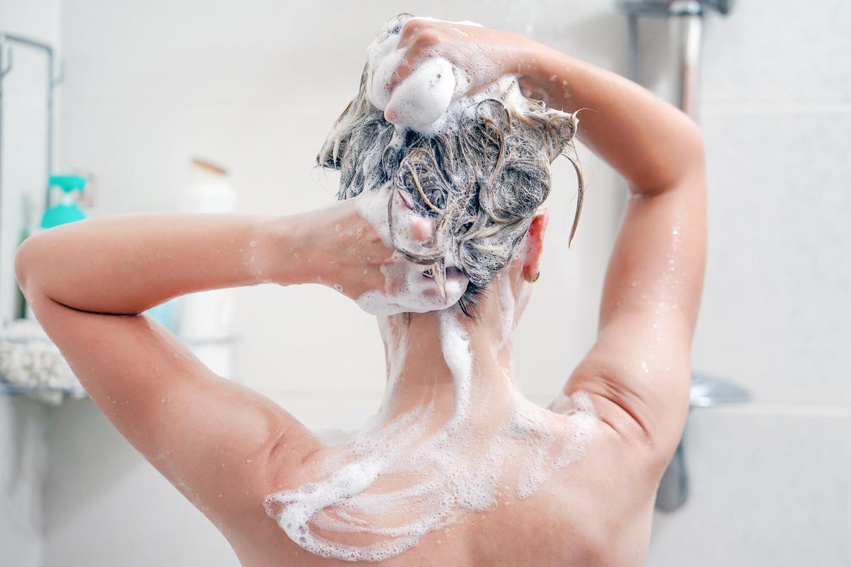 Cheveux avec shampoing