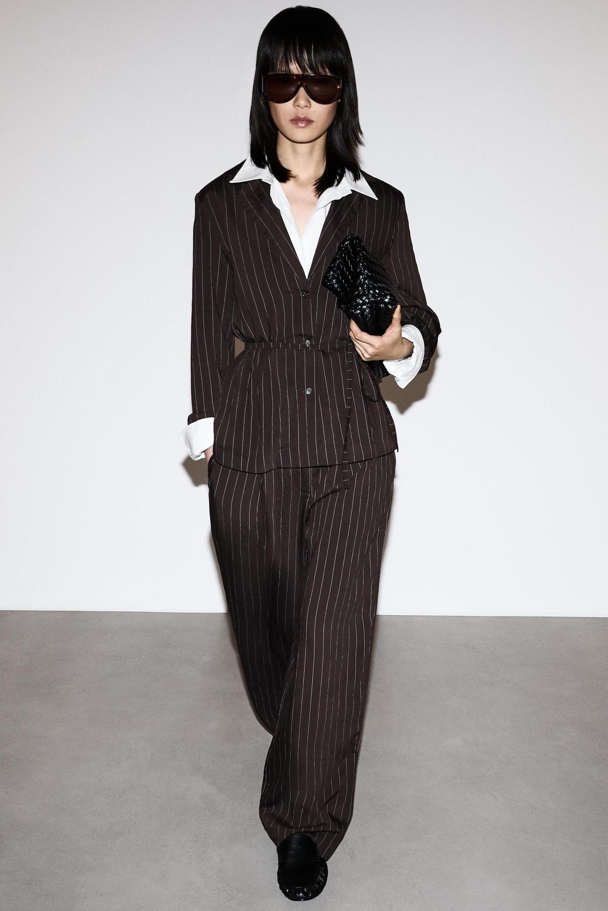 Costume à fines rayures